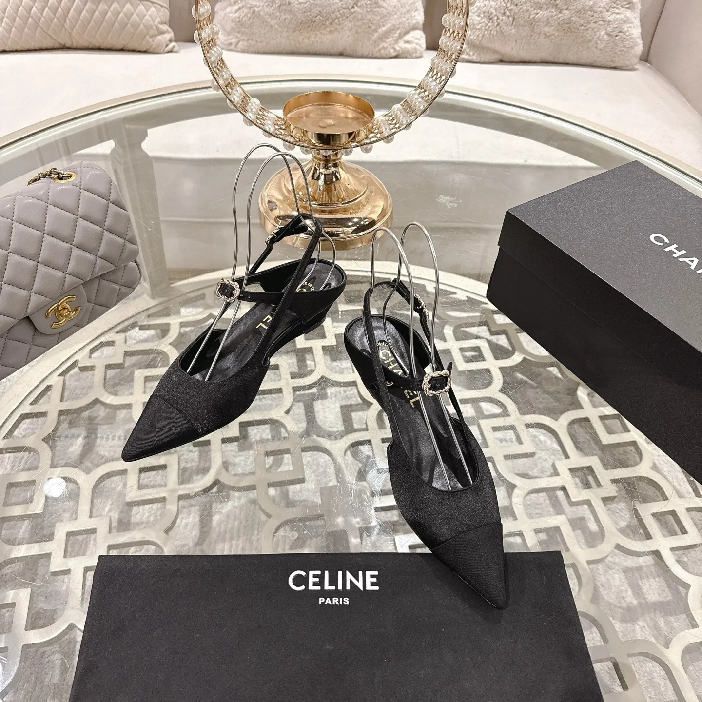 👟👟Ex-factory price 540👟👟 Chanel Xiaoxiang 25ss early spring new product silk satin sandals series French style, so beautiful that it is so beautiful! This is what an elegant and romantic fairy should be like! The minimalist color scheme and silk satin are deeply rooted in people's hearts. It goes well with skirts or casual wear! Fabric: Made of original customized silk Lining: Sheepskin Outsole: Genuine leather outsole imported from Italy Heel height: 4.5cm Size: 35-39 (40.41.42 customization is non-refundable)